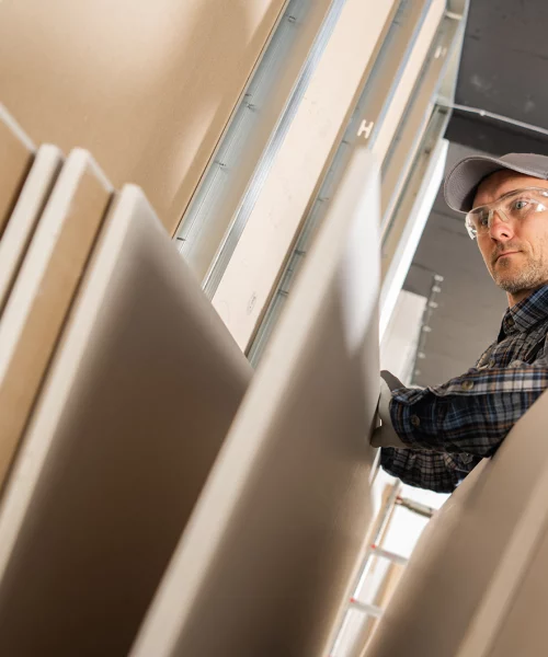 Trockenbauer bei der Arbeit