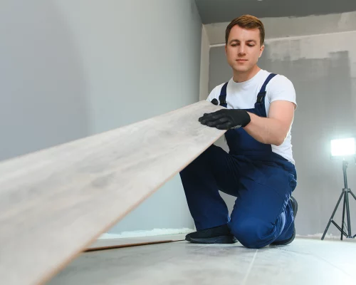 Bodenleger bei der Arbeit