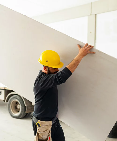 Trockenbauer bei der Arbeit