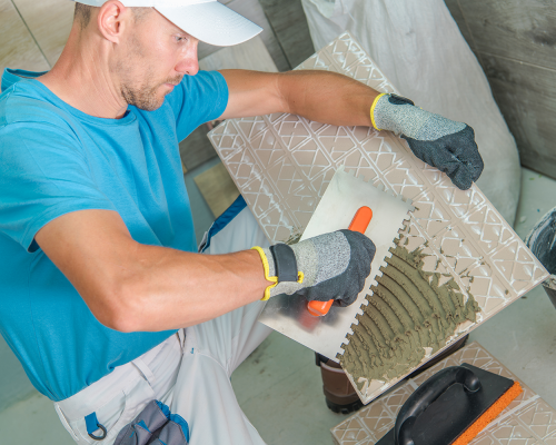 Fliesenleger bei der Arbeit